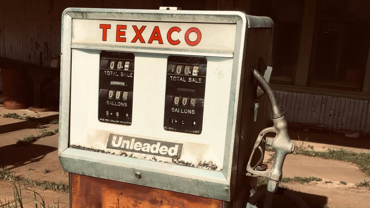 ancienne-pompe-essence-texaco-sans-plomb Ancienne pompe à essence Texaco au style vintage