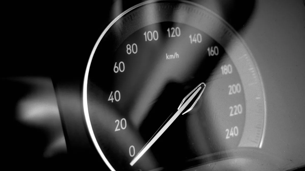 compteur-vitesse-voiture-noir-et-blanc Compteur de vitesse d'une voiture en noir et blanc