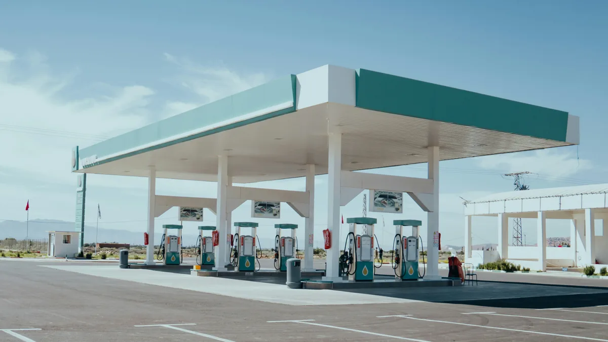 station-service-pompes-carburant-vide Station-service moderne déserte avec ses pompes à carburant