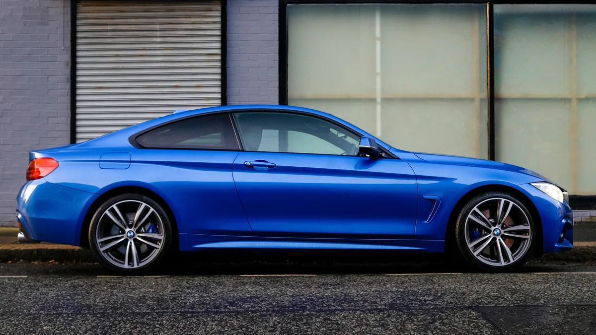 voiture-coupe-sportive-bleue-profil Coupé sportif bleu vu de profil