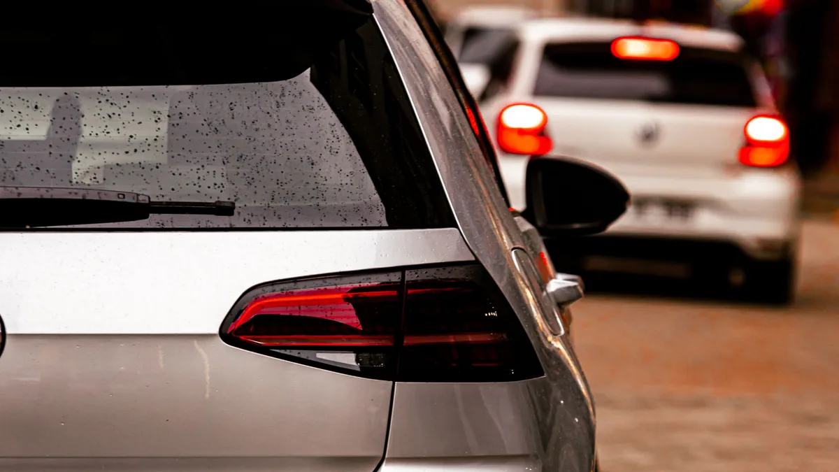 voitures-circulation-trafic-pluie Voitures à l'arrêt dans le trafic sous la pluie